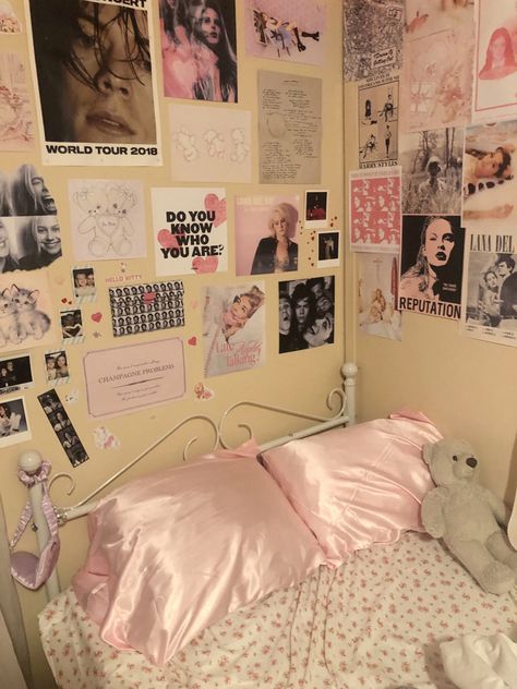 Inspiration, Posters, Y2k Room, Girly Apartments, Pink Dorm Rooms, Pink Dorm Room Decor, Girly Room Decor, Girly Room, Aesthetic Room Inspo