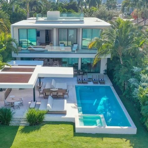 Today, we're spotlighting an ultra-luxury waterfront masterwork on Miami Beach's San Marino Island. @douglaselliman @teslagrl Via:… | Instagram Design, Ideas, Dreams, Sims, Dekorasi Rumah, Haus, Corumba, House, Luxury House