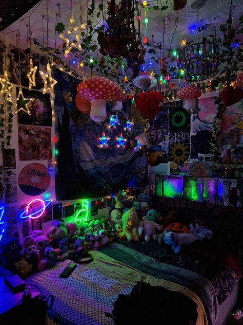 Chill Vibe Room Ideas, Hippie Room Aesthetic, Room Ideas Hippie, Nerd Room Aesthetic, Chill Room, Psychadelic Room Aesthetic, Grunge Room Decor, Grunge Room Ideas, Hippy Room