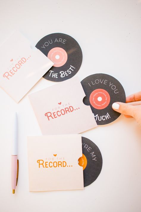 Free Printable Record/Vinyl Valentines Day Card for the Music Lover Valentine's Day, Printable Valentines Day Cards, Printable Valentine Cards, Creative Valentine Cards, Diy Valentines Cards, Valentines Vinyl Ideas, Valentine Day Cards, Creative Valentines Day Ideas, Valentine Card Crafts