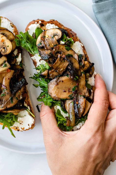 Creamy Mushroom Toast - Cooking With Ayeh Cooking With Ayeh Healthy Recipes, Bruschetta, Toast, Breakfast Recipes, Brunch, Dinner Recipes, Toast Recipes, Simple Breakfast Recipes, Mushroom Toast