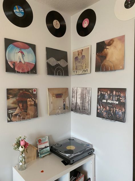 Retro, Vinyl Record Room Decor, Vinyl Record Room, Music Room Decor, Album Cover Wall Decor Bedroom Ideas, Records On Wall Aesthetic, Music Bedroom, Vinyl Records Wall Decor, Vinyl Records On Wall