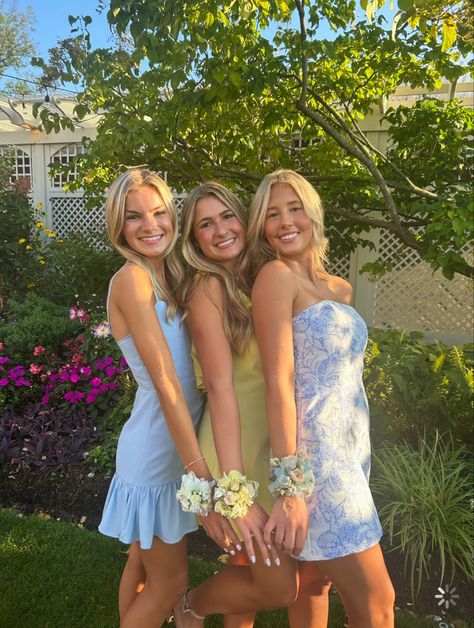 Cute Homecoming Pictures, Cute Homecoming Ideas, Cute Homecoming Dresses, Homecoming Pictures With Friends, Homecoming Pictures, Homecoming Poses, Homecoming Couple, Cute Date Outfits, Yellow Homecoming Dresses