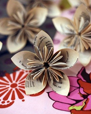 origami flowers - tutorial:  http://foldingtrees.com/2008/11/kusudama-tutorial-part-1/ Paper Flowers, Origami, Paper Crafts, Paper Craft, Diy, Origami Paper, Origami Flowers, Paper Crafting, Paper Flowers Diy