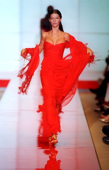 Valentino Haute Couture fall 1999. See Gisele Bundchen's 15 best runway moments. Dior, Abayas, Vestidos, Girls, Outfit, Vestido De Festa, Moda, Dress, Prom Inspiration