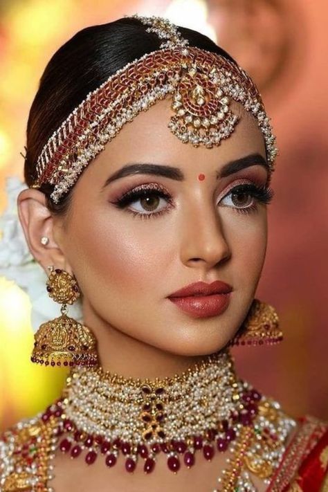 Find the best makeup artists for south indian brides in budget,with contact information, portfolio & trusted reviews at Weddingbazaar - Trusted Wedding Services for Every Indian Wedding! #southindianmakeupartists #bridalmakeupartists #southindianbridalmakeuplook Indian Bride Makeup, Indian Makeup Looks, Indian Makeup, Indian Wedding Makeup, Bengali Bridal Makeup, Pakistani Bridal Makeup, Bollywood Makeup, Bridal Makeup Images, Engagement Makeup