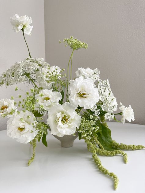 Floral, Floral Arrangements, Inspiration, Design, White Flowers, Floral Design, Floral Arrangement, Modern Floral Arrangements, Modern Floral