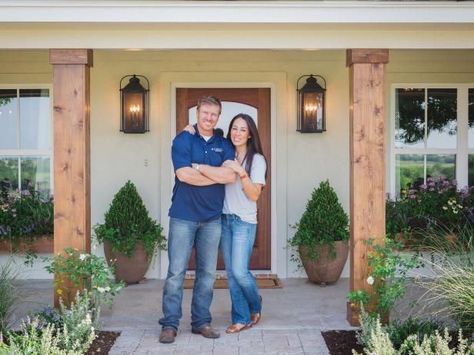 Joanna and Chip Gaines help a city-dwelling couple with visions of the country life create a dream home with a European farmhouse feel. Porches, Architecture, Country Life, Houses, Country Farmhouse Decor, Farmhouse Front Porches, European Farmhouse, House With Porch, Porch