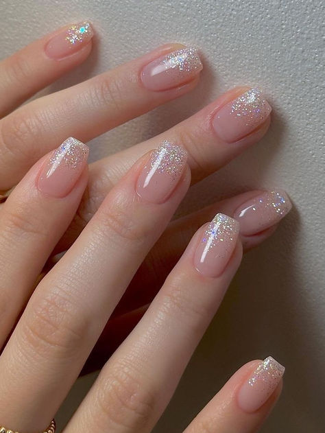 Korean glitter nails: glitter ombre Square Nails, Glittery Nails, Elegant Nails, Nail Designs Glitter, Sparkle Nail Designs, Nails Inspiration, Glitter Tip Nails, Nail With Glitter, Pretty Nail Designs Acrylics