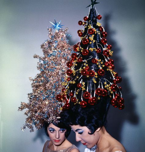 These festive 42-inch hairdos decorated with tinsel and ornaments in 1962. | 25 Incredible Pictures Of Christmas Past Christmas Hair, Natal, Holiday Hairstyles, Fotos, Jul, Natale, Noel, Fotografie, Kerst