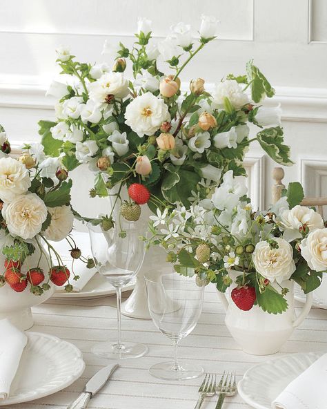Ever considered using strawberries in your centerpieces? Vintage, Decoration, Floral, Boho, Floral Arrangements, Centrepieces, Flower Centrepieces, White Flowers, Red And White Weddings