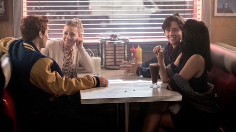 Riverdale's 11 Best Music Moments (So Far) || From Bughead's first kiss to that unforgettable hook-up song, here are Season 1's most memorable tunes http://www.mtv.com/news/3039108/riverdale-best-music-moments-so-far/?utm_campaign=crowdfire&utm_content=crowdfire&utm_medium=social&utm_source=pinterest Films, Teen Hangout, Betty And Jughead, Gossip Girl, Tv Series, Riverdale Cw, Betty And Veronica, Jughead Jones, Netflix