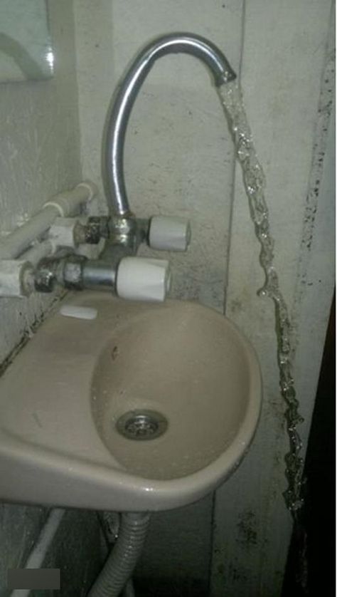 This overenthusiastic sink. | 21 Design Fails That Will Make You Feel Better About Your Own Home Plumbing, House Design, Home Improvement, Architecture, Case, Design Fails, Chistes, Imagenes De Risa, Sink