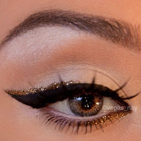 thick black cat eye/winged eye liner with a touch of gold sparkle eye liner on top and bottom. do not like the mascara on the top lashes though.... New Years make up !!! Eye Make Up, Concealer, Eyeliner, Beauty Make Up, Gold Eyeliner, Eye Makeup, Beauty Makeup, Eye Make, Makeup Artist