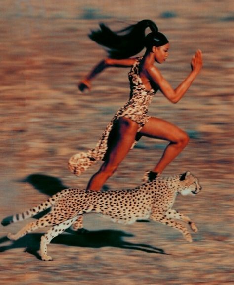 Naomi Campbell running faster than a cheetah. | 51 Reasons Why Supermodels Were Better In The '90s Annie Leibovitz, Brian Atwood, Naomi Campbell 90s, Jean Paul Goude, Filmy Vintage, Stephanie Seymour, Terry Richardson, 90s Supermodels, Linda Evangelista