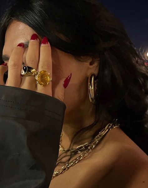 Nicole Aesthetic, Black Almond Nails, Aries Aesthetic, Black And Gold Aesthetic, Red And Gold Nails, Aesthetic Outfits Vintage, Earrings Outfit, Romantic Nails, Gold Outfit