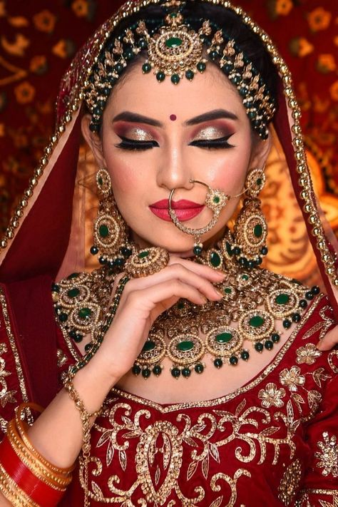 Glittery eye makeup is in and I'm sure every Indian bride wants to learn it. Here are some easy glittery eye makeup looks for your big day. #bridal #indian #wedding #makeup #eye #eyeshadow #makeupoftheday #makeupaddict #makeupjunkie #makeuplover #beauty #makeupoftheyear #makeupforever #makeupisart #makeupart