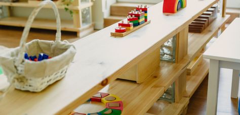 Chambre Montessori : Comment bien l'aménager ? Décor, Home Décor, Montessori, Lecture, Desk, Deco, Comment, Corner Desk, Decor