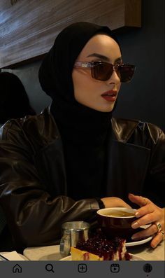 Black Hijab, Stile Hijab, Mode Hijabi, Hijab Trends, Hijab Fashionista, Modern Hijab Fashion, Modern Hijab, Muslim Outfits Casual, Head Scarf Styles