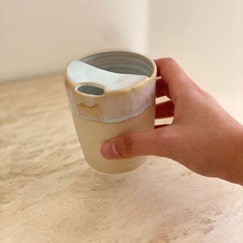 Cute Coffee Travel Mugs, Ceramic Mug With Lid, Ceramics Pottery Mugs, Pottery Courses, Clay Cup, Ceramic Workshop, Diy Ceramic, Handmade Cups, Pottery Crafts