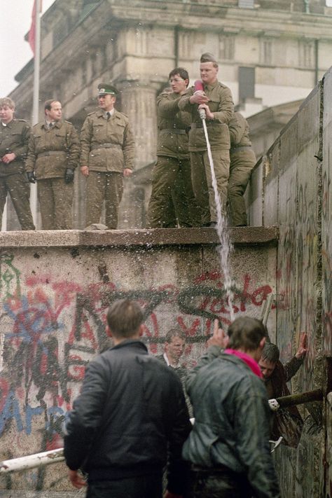 42 Inspiring Pictures From The Fall Of The Berlin Wall War, Berlin, German Government, Historical Photos, East Germany, Old Photos, Berlin Germany, West Berlin, Fall Of Berlin Wall