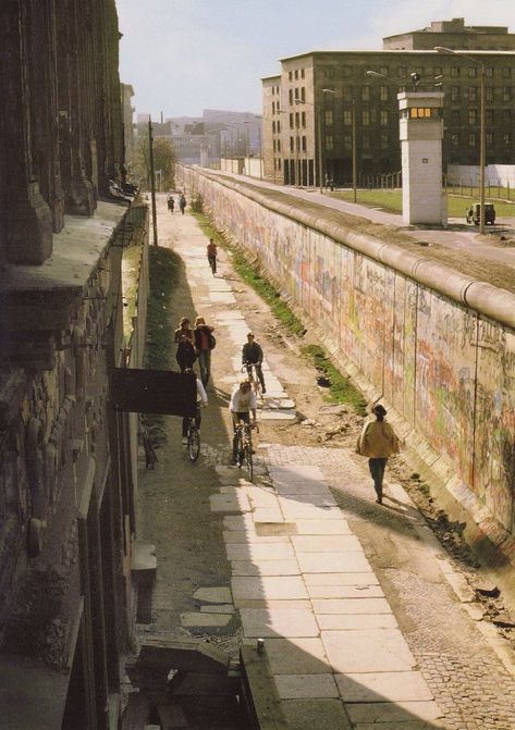 Berlin Wall, 1986 (via here) Berlin, Photo, Fotografie, Fotos, Fotografia, Deutschland, Picture, Scenes, City