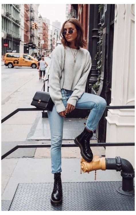 fashion blogger in combat boots outfit with jeans and a sweater Casual, Jumpers, Casual Outfits, Winter Fashion, Trendy Outfits, Outfits, Street Styles, Winter Outfits, Winter Fashion Outfits