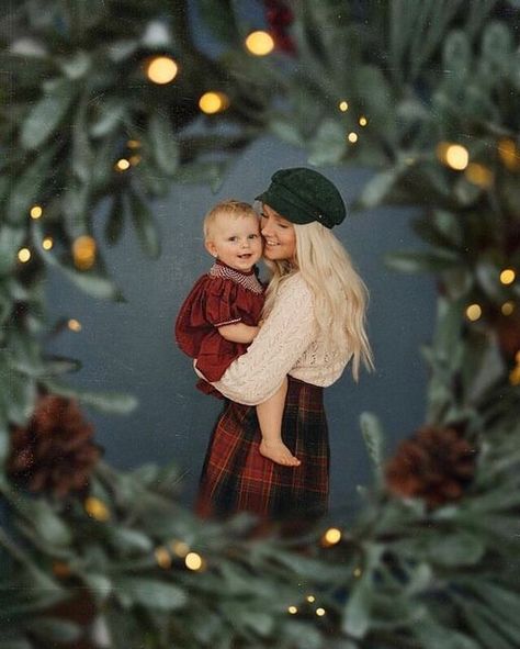 Winter, Ideas, Natal, Baby Christmas Photos, Christmas Family Photos, Christmas Photos, Toddler Christmas Photoshoot, Indoor Christmas Photos, Christmas Baby