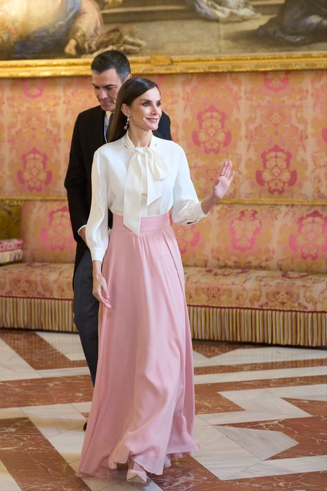 Queen Letizia of Spain looked lovely in white and pink at the 2023 Diplomatic Corps Reception. Letizia of Spain wore white Carolina Herrera blouse with pink custom-made skirt, Lodi shoes, Tous Stone earrings and Coreterno ring Queen, Lady, Outfits, Carolina Herrera, Queen Letizia, Queen Sofía, Royal Fashion, Spanish Royal Family, Letizia Ortiz