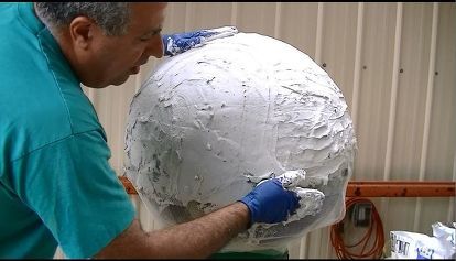 Do this to a yoga ball to get amazing outdoor decor - This is the coolest thing you'll see all day! Large sphere molds can be very difficult to find. At History Stones we sell 10", 12" and 15" diameter molds. We often receive requests for larger spheres, diy | diy garden art | diy gardens | gardening | diy gardens | garden | backyard art | backyard Diy, Yoga, Diy Concrete Planters, Concrete Diy, Yoga Ball, Cement Planters, Diy Garden, Garden Spheres, Hula Hoop Canopy