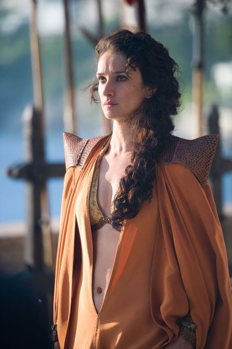 Ellaria Sand- es hija bastarda de Lord Harmen Uller. Es la amante del príncipe Oberyn Martell y madre de las cuatro Serpientes de Arena de menor edad. Daenerys Targaryen, Gal Gadot, Celebrities, Lady, Cersei Lannister, Natalie Dormer, Indira Varma, Celebs, A Song Of Ice And Fire