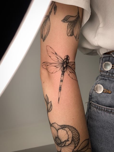 Flying Tattoo, Dragonfly Tattoo Design, Bug Tattoo, Insect Tattoo, Tattoo Hals, Inspiration Tattoos, Dragonfly Tattoo, Dainty Tattoos, Little Tattoos