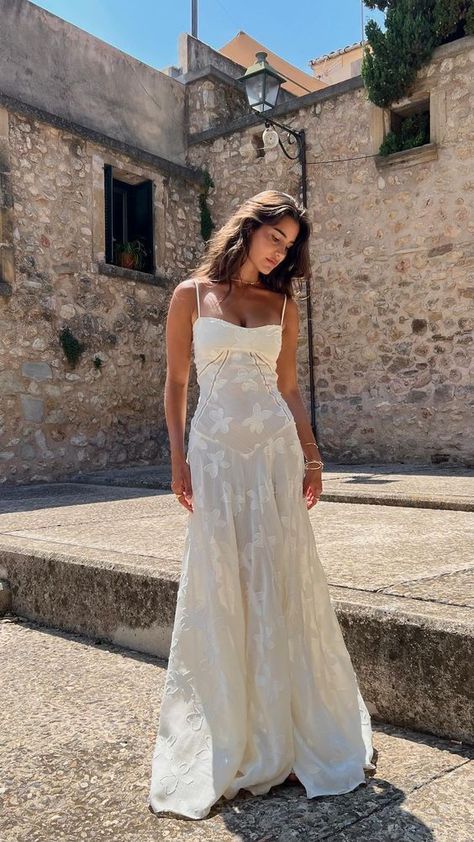 Get ready to elevate your style game with affordable dupes inspired by House of CB! Embrace the ultimate look of luxury without emptying your wallet in 2023. Click through to find out more Prom, Italy, Casamento, Milan Outfits, Vestidos De Novia, House Of Cb Dresses, Boda, Moda, Italian Outfits