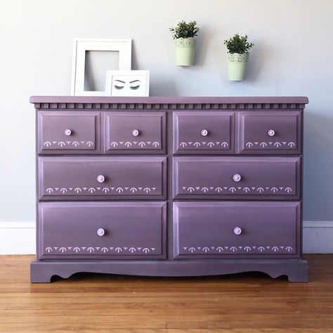 Kacha Furniture painted this chest of drawers in a subtle Chalk Paint® by Annie Sloan ombre. Rodmell mixes with Old White in gradually increasing ratios. The lightest mix is reserved to highlight the handles and apply a beautiful pattern along the bottoms of the drawers. Rodmell is a damson purple in the Chalk Paint® palette, made in collaboration with Charleston Farmhouse. Furniture Makeover, Painted Furniture, Annie Sloan, Upcycling, White Painted Furniture, Paint Furniture, Cabinet Paint Colors, Chalk Paint Colors, Redo Furniture