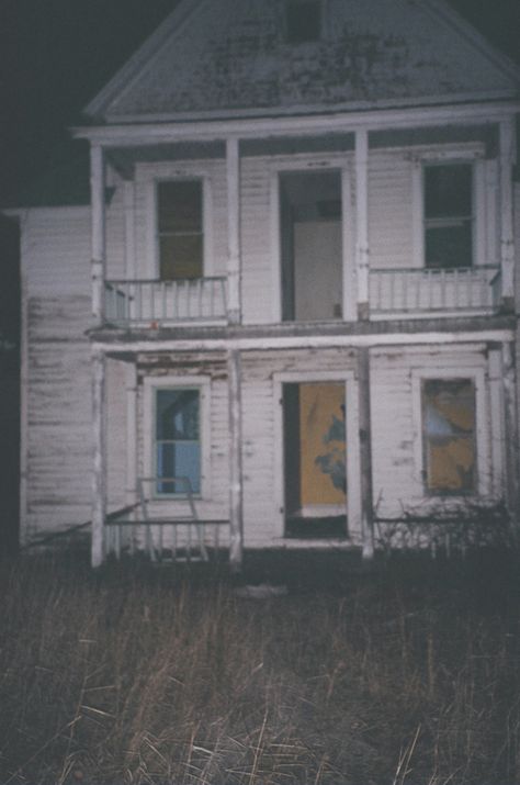 Haunted Places, Abandoned Mansions, Ghost Caught On Camera, Creepy Houses, Old Abandoned Houses, Spooky Places, Real Ghosts, Scary Places, Ghost Hunting