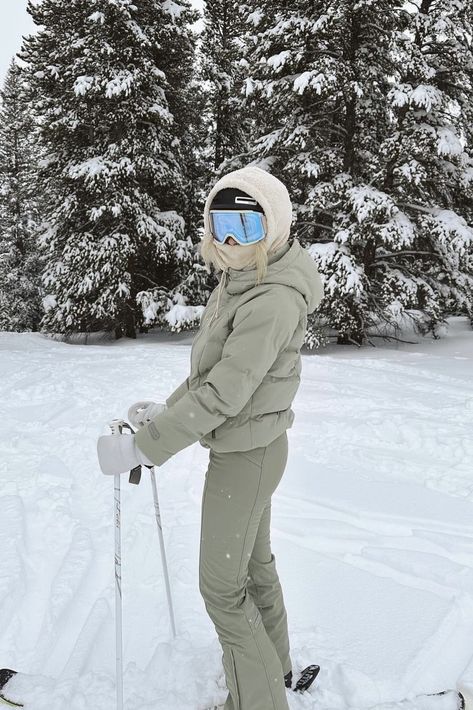 Outfits, Instagram, Winter, Snow Pants, Winter Gear, Ski Jackets Women, Ski Pants, Ski Jackets, Ski Outfit Aesthetic