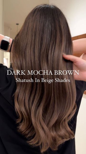 DW CREATIVE GROUP on Instagram: "Dark Mocha Brown 🐻🤎 SHATUSH in Beige shades ✨ See how we created a blend of brown with subtle transitions of SHATUSH highlights 🔝 Thanks to this technique, the highlights are placed below the roots, giving the color a very natural look 🫶🏻 #beige #brownhaircolor #hairhighlights #shatushhair #hairdone #hairtutorial #hairtrends #beigebrown ________________________________________________________________________ Dark Mocha Brown 🐻🤎 SHATUSH w Beżowych odcieniach ✨ Zobacz, jak stworzyliśmy połączenie brązu z delikatnym przejściem refleksami SHATUSH 🔝 Dzięki tej metodzie refleksy znajdują się poniżej odrostu, co sprawia, że kolor wygląda bardzo naturalnie 🫶🏻 Która z Was myślała kiedyś o takim odcieniu 🔝✨?" Balayage, Ombre, Shades Of Brown Hair, Natural Brown Hair, Brown Sugar Hair, Honey Brown Hair, Highlights For Dark Brown Hair, Brown Hair For Tan Skin, Brown Hair Shades