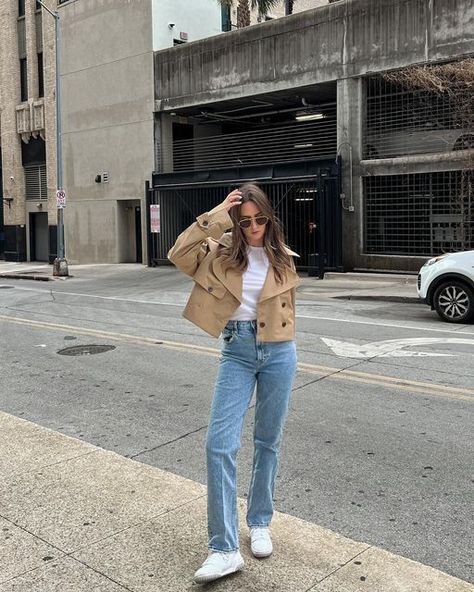 Style With Short Trench Coat, Cropped Trench Coat Outfit 2023, Coat Inspo Outfit, Style With Trench Coat, Spring Outfits Coat, Styling Cropped Trench Coat, Cropped Peacoat Outfit, Daily Winter Outfits Casual, Spring Outfits Trench Coat