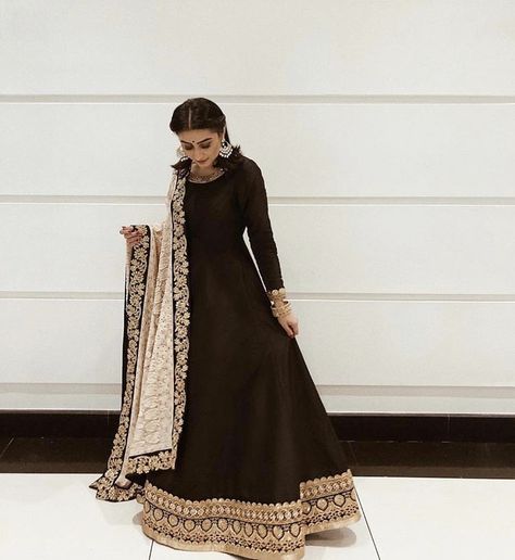 Suits, Designer Dresses Indian, Dress Indian Style, Indian Fashion Dresses, Indian Gowns Dresses, Indian Gowns, Pakistani Dress Design, Indian Dresses, Traditional Indian Outfits