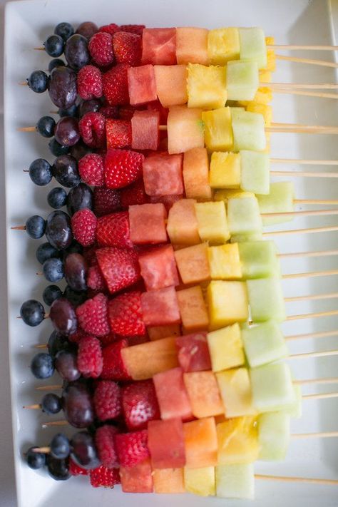 Summer fruit kebabs are a delicious and healthy summer party food idea that everyone will love! Party Snacks, Brunch, Party, Party Food, Birthday Brunch, Brunch Fest, Brunch Party, Birthday Food, High School Graduation Party Food