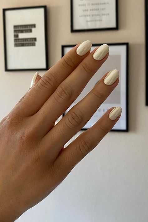 Indulge in Sweet Elegance: Embrace your icy side with these deliciously charming short, round vanilla chrome nails - the perfect choice for all the ice cream queens out there. // Photo Credit: Instagram @elenmarnails Prom, Cream Nails, Powder Nails, Cream Nail Designs, White Chrome Nails, Ivory Nails, Round Nails, Simple Gel Nails, Chrome Nails