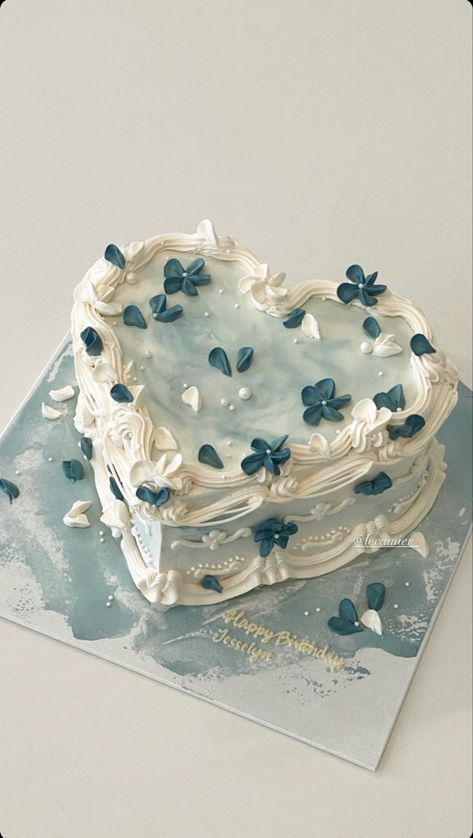 Frosty look cake, heart shaped cake, blue flower decorated cake, white and blue cake aesthetic Cake Decorating Styles, 25 Birthday Cupcakes, Kpop Cakes Ideas, Txt Cake Design, Seventeen Cake Ideas, Sweet Seventeen Cake, Cafe Cake Display, Cake Sweet Seventeen, Enhypen Cake Design