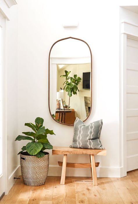 Entrance Ideas Entryway, Small Entryway Bench, Minimalist Entryway, Foyer Ideas Entryway, Creating An Entryway, Apartment Entrance, Entryway Decor Small, Small Foyer, Lacquered Walls