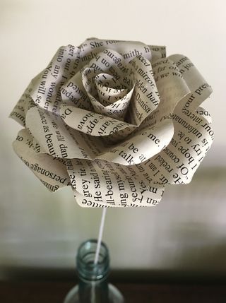 Paper Flowers, Crafts, Diy, Paper Roses, Book Page Roses, Book Page Flowers, How To Make Paper, Book Flowers, Paper Roses Diy