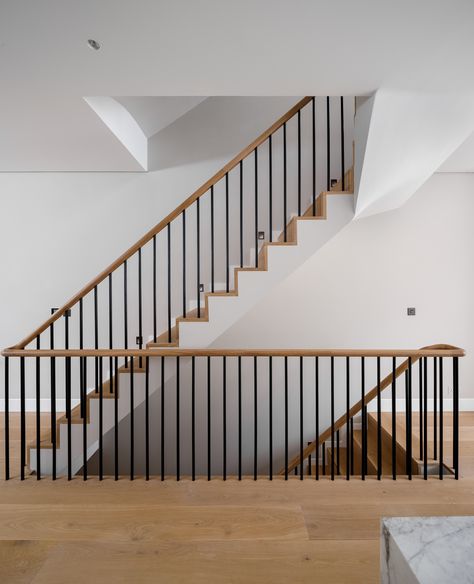 Contemporary Staircase Design, Wooden Staircase Railing, Contemporary Stairs Design, Timber Handrail, Staircase Railings, Contemporary Stairs, Stair Railing Design, Interior Stair Railing, Staircase Metal