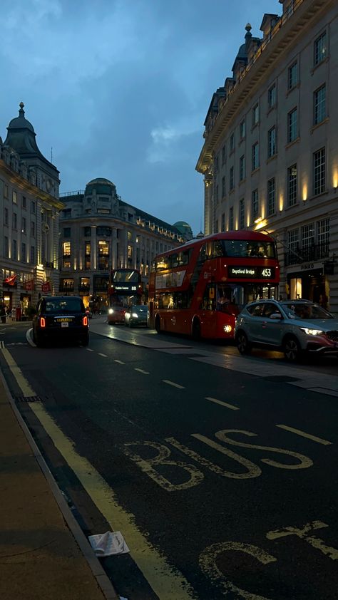 #london #londonlife #londonstyle #londonaesthetic #piccadilly #night #aesthetic #londoncity #england #city #citylights #londonlifestyle Nature, Videos, London, Aesthetic London, Travel Aesthetic, City Aesthetic, Pretty Places, Dream Vacations, Aesthetic