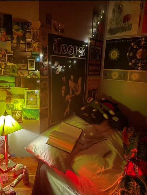 #bedroom #bedroomideas #hippie #grunge #70s #bed #60s #60sfashion #hippiestyle #70sfashion #aesthetic #coquette Outfits, Grunge, Decoration, Cool Girl Bedrooms, Aesthetic Bedroom, 90s, 60s, Stoner Bedroom, Dream Room