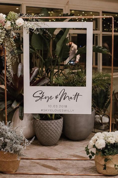 From how to make your own diy wedding photo backdrop to what camera to use, here's everything you need to know! Engagements, Craft Wedding, Diy Wedding Photo Booth, Diy Wedding Backdrop, Photo Booth Backdrop Wedding, Diy Photo Backdrop, Diy Photo Booth, Diy Wedding, Photo Booth Wedding