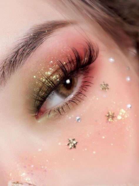 subtle glitter red and green eyeshadow with gold snowflakes Eye Make Up, Holiday Eye Makeup, Holiday Makeup Looks Christmas, Christmas Makeup Look, Holiday Makeup Looks, Winter Eyeshadow, Festival Eye Makeup, Christmas Eyeshadow, Winter Makeup