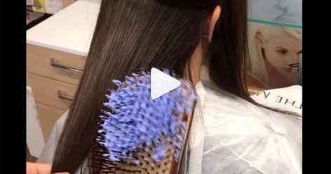 Your Hairbrush is apparently the key to getting perfect ombré hair. Diy Hairstyles, Balayage, Hair Styles, Curly Hair Styles, Haar, Blond, Hair Hacks, Blonde, Gaya Rambut